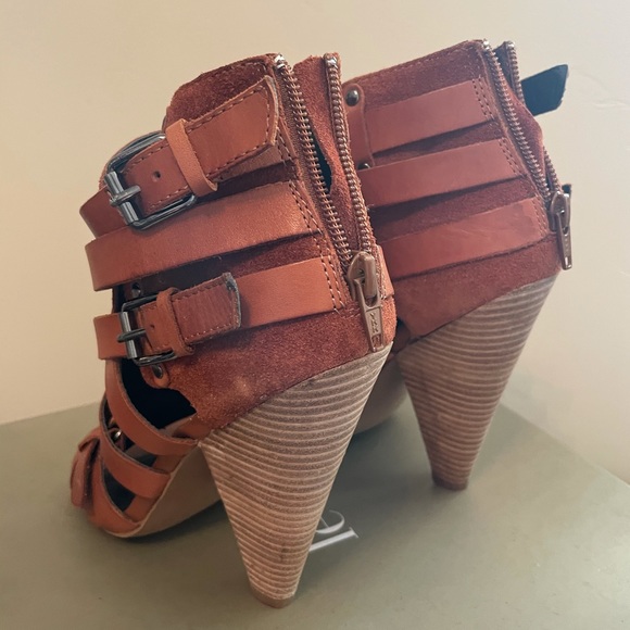 Heeled strappy sandals - Picture 3 of 4